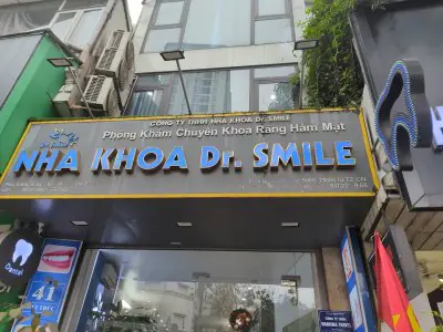 مدخل عيادة Dr.Smile لطب الأسنان في هانوي، منشأة حديثة
