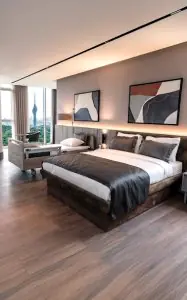 Habitación de paciente en la clínica ROMATEM con cama moderna y vista a la ciudad