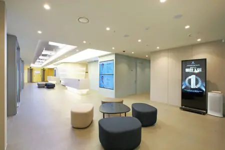 Recepción y sala de espera moderna en TRUEMAN Medical Center, interior de clínica en Seúl