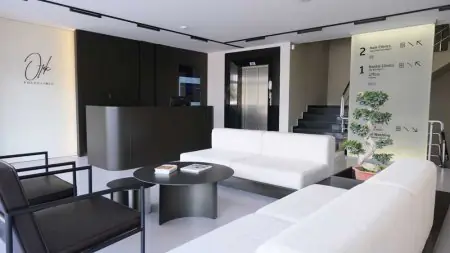 منطقة استقبال في OTEK Hair Clinic بمقاعد حديثة ومصعد