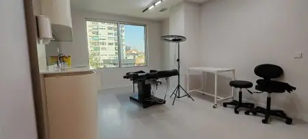 غرفة علاج حديثة في OTEK Hair Clinic مع كرسي طبي ومعدات