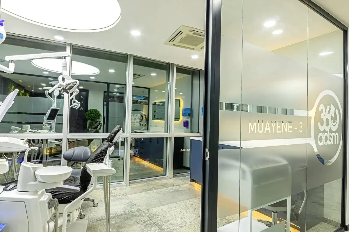 Moderner Behandlungsraum mit Hightech-Ausstattung in der 360 Dental Clinic