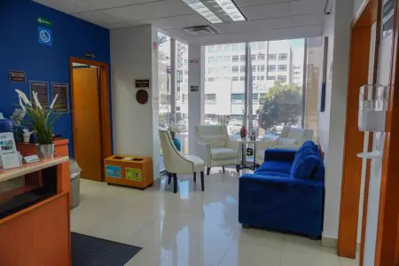 منطقة انتظار في Advance Health Medical Center بمقاعد حديثة ونوافذ كبيرة