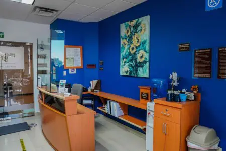 منطقة الاستقبال في مركز Advance Health Medical Center بديكور داخلي أزرق حديث