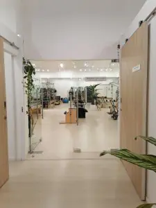 Sala de ejercicios de rehabilitación en Le Physio Clinic con equipo moderno de fisioterapia