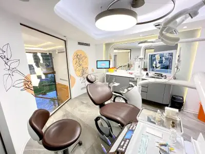 Sala de tratamiento dental moderna en Qualident Dental Clinic con equipo avanzado