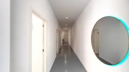 Pasillo luminoso con decoración moderna en Derma Clinic Spain