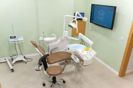 غرفة علاج أسنان بمعدات حديثة في عيادة Ulubey Dental Clinic أنطاليا