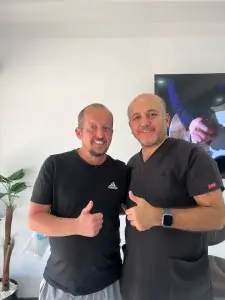 طبيب أسنان مع مريض في عيادة Smiles Turkey، عيادة أسنان حديثة في تركيا