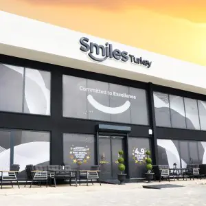واجهة عيادة Smiles Turkey لطب الأسنان مع منطقة جلوس خارجية حديثة