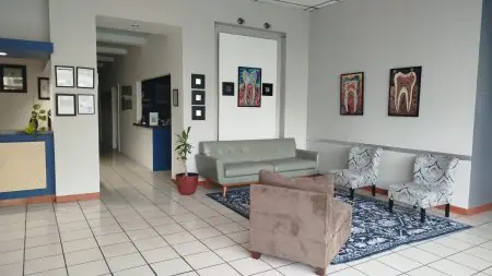 منطقة انتظار في CIVICO DENTAL CARE Mexicali بمقاعد حديثة وفن أسنان