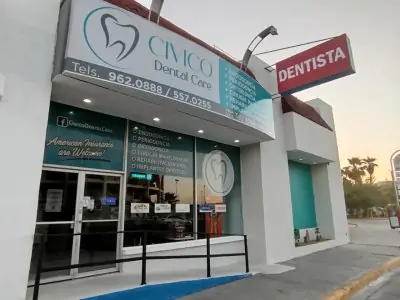 واجهة عيادة CIVICO Dental Care Mexicali مع لافتة طب الأسنان