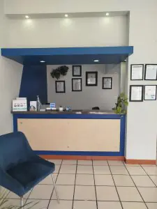 مكتب استقبال في CIVICO DENTAL CARE Mexicali مع شهادات على الجدار