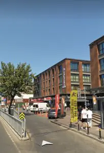 Vista exterior del edificio de la clínica Yrd. Doç. Dr. Nihat Mustafayev en Estambul, Turquía