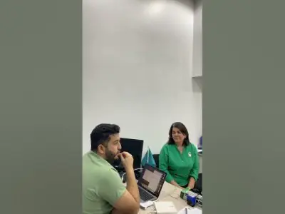 Sala de consultas en la clínica Yrd. Doç. Dr. Nihat Mustafayev con personal en el escritorio