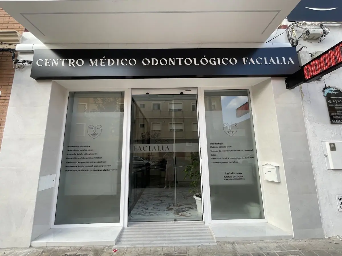 Außeneingang der Facialia Klinik, Zahn- und medizinisches Zentrum in Spanien