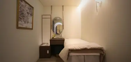 Habitación privada para pacientes en Laurel Clinic con cama y equipo de terapia intravenosa