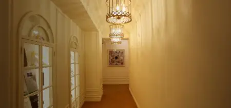 Pasillo con iluminación elegante en Laurel Clinic, diseño interior cálido