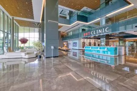 منطقة استقبال حديثة في BHT Clinic مع ردهة واسعة ومقاعد انتظار