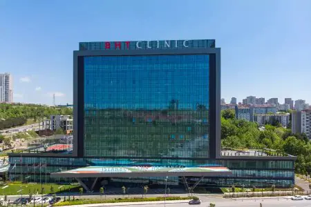 واجهة زجاجية حديثة لمستشفى BHT Clinic في اسطنبول، تركيا