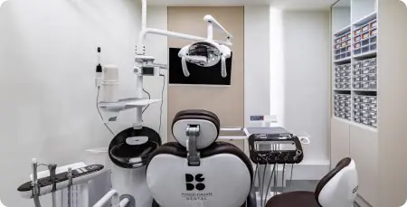 Sala de tratamiento dental con equipo moderno en Yonsei Dagam Dental