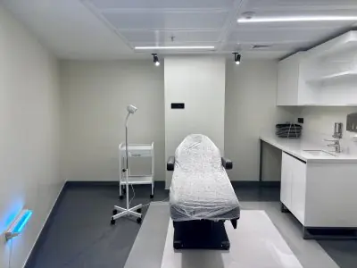 Sala de tratamiento en DALI HAIR CLINIC con equipo médico moderno, Estambul