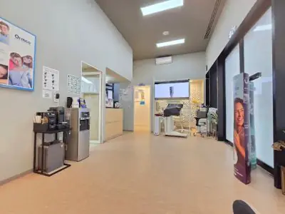 منطقة انتظار حديثة وغرفة علاج أسنان في عيادة GNUX Dental