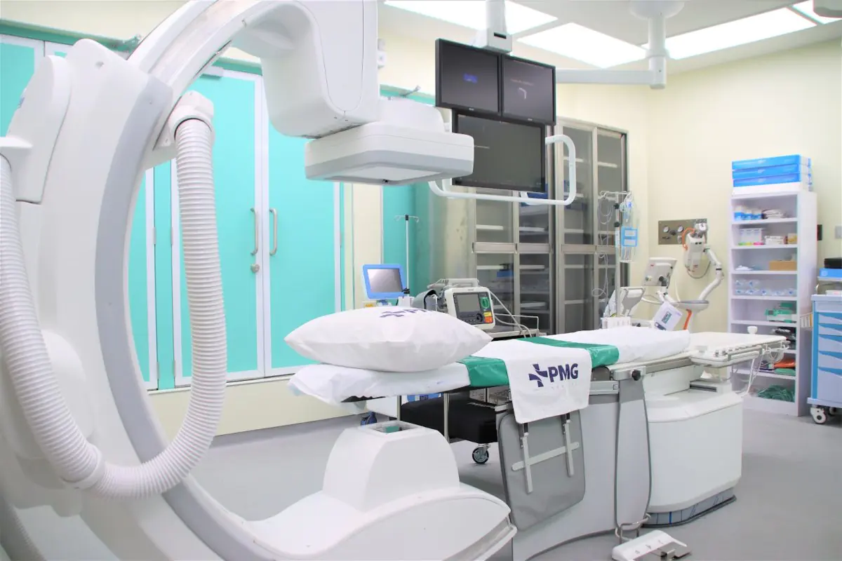 Сучасна операційна з передовим медичним обладнанням у PMG Hospital