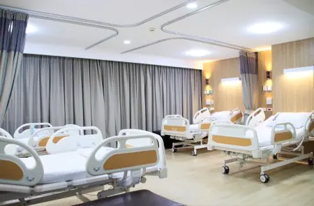 غرفة تعافي المرضى مزودة بأسرة حديثة في مستشفى PMG