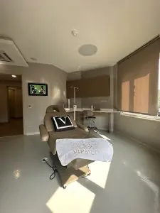 غرفة علاج المرضى في VIPMED Klinik مع كرسي طبي حديث ومعدات