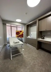 غرفة فحص المرضى في VIPMED Klinik بسرير طبي ومعدات حديثة