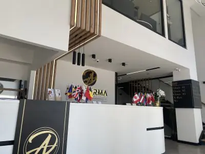 منطقة الاستقبال في DentArma Dental Aesthetics & Implantology بتصميم حديث وأعلام