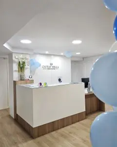 منطقة الاستقبال في عيادة Dental Ciutat Vella بتصميم حديث وبلالين زرقاء
