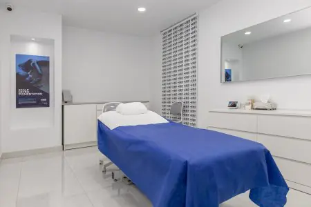 غرفة علاج في عيادة Hair Medical Restoration بمعدات حديثة