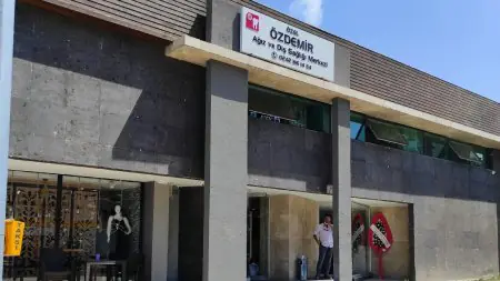 واجهة عيادة Özdemir Dental Center في تركيا