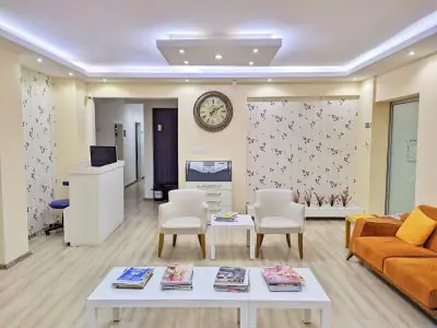 منطقة استقبال وانتظار في مركز Özdemir Dental Center بديكور حديث في تركيا