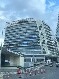 الواجهة الخارجية لمبنى عيادة KidsDent Istanbul الحديثة في تركيا