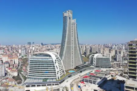 الواجهة الحديثة لعيادة KidsDent Istanbul في مبنى شاهق، أفق مدينة إسطنبول