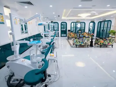 منطقة علاج أسنان حديثة وصالة انتظار في عيادة دليا الدولية لطب الأسنان