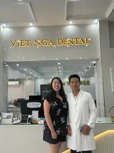 منطقة الاستقبال في عيادة VietNga Dental مع الطاقم والمريض في بيئة حديثة