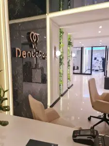 منطقة الاستقبال في عيادة Dentaray بديكور عصري وغرف علاج الأسنان مرئية