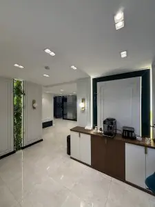 منطقة انتظار حديثة مع محطة قهوة في عيادة Dentaray