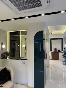 منطقة استقبال وانتظار حديثة في عيادة Dentaray بديكور أنيق