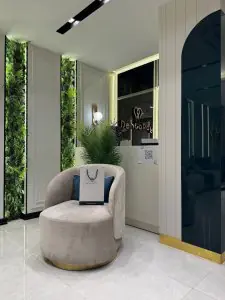 منطقة انتظار عصرية في عيادة Dentaray بمقاعد أنيقة ونباتات خضراء