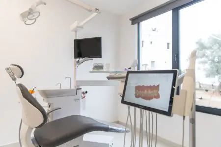 غرفة علاج أسنان حديثة بمعدات رقمية في عيادة Focus Dental Clinic بودروم