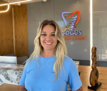 منطقة الاستقبال في Focus Dental Clinic بودروم بديكور حديث وشعار العيادة