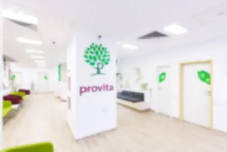 Área de recepción de la clínica Provita con asientos modernos y decoración luminosa