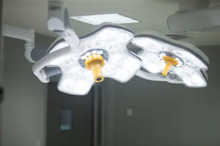 Luces LED quirúrgicas en quirófano de la clínica Obezitate360