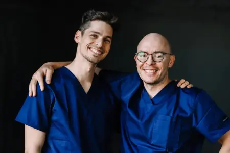 فريق طب الأسنان بزي أزرق في عيادة CompletDent Zahnklinik، المجر