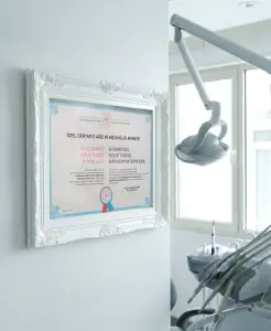 غرفة علاج في Dentafly Dental Clinic مع كرسي أسنان وشهادة السياحة العلاجية